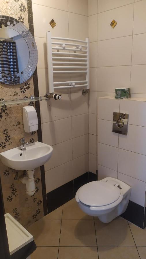 Długotęka Pokoje Goscinne Z Lazienkami Przy Wroclawiu, Darmowy Parking מראה חיצוני תמונה