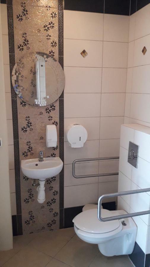 Długotęka Pokoje Goscinne Z Lazienkami Przy Wroclawiu, Darmowy Parking מראה חיצוני תמונה